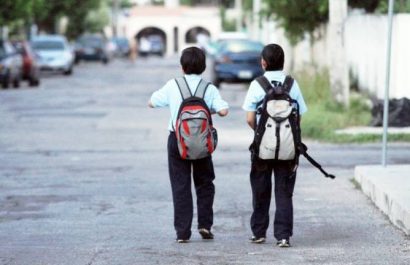Alumnos-escolares-de-espaldas
