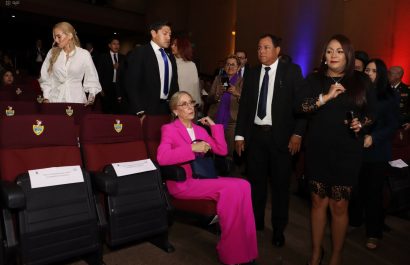 Anabella Azín, madre de Daniel Noboa, recibe credencial y llama a la unidad en la Asamblea Nacional
