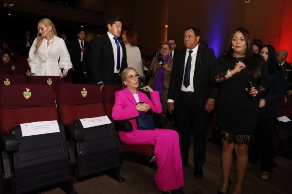 Anabella Azín, madre de Daniel Noboa, recibe credencial y llama a la unidad en la Asamblea Nacional