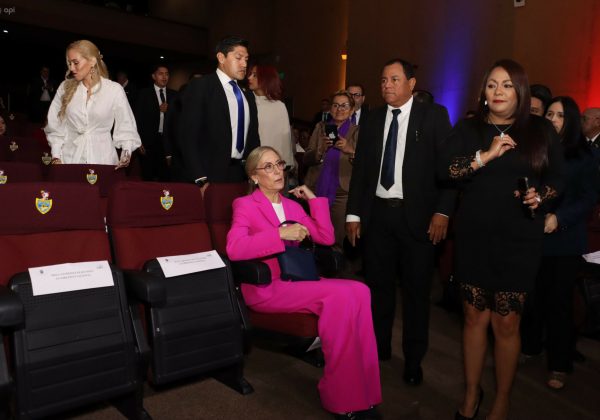 Anabella Azín, madre de Daniel Noboa, recibe credencial y llama a la unidad en la Asamblea Nacional