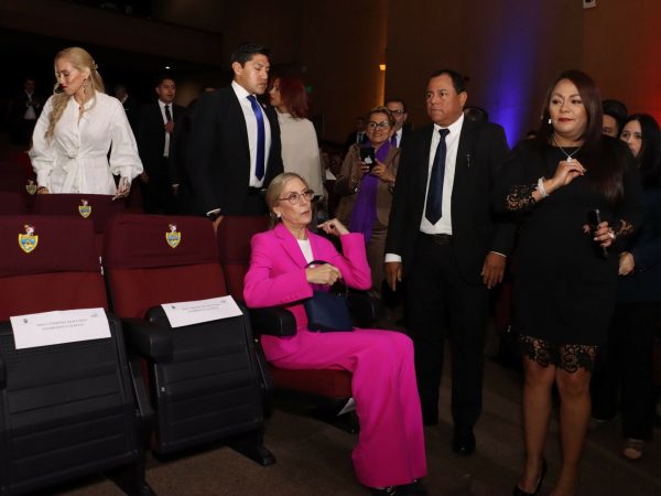 Anabella Azín, madre de Daniel Noboa, recibe credencial y llama a la unidad en la Asamblea Nacional