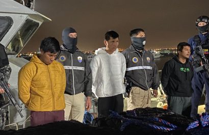 Los tres hombres oriundos de Manta, fueron entregados a la Fiscalía por la Policía y la Armada del Ecuador.