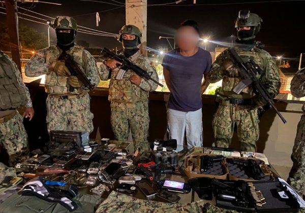 Armada encontró arma traumática, uniformes militares, municiones y detuvo a una persona en allanamiento en Leonidas Plaza, Sucre
