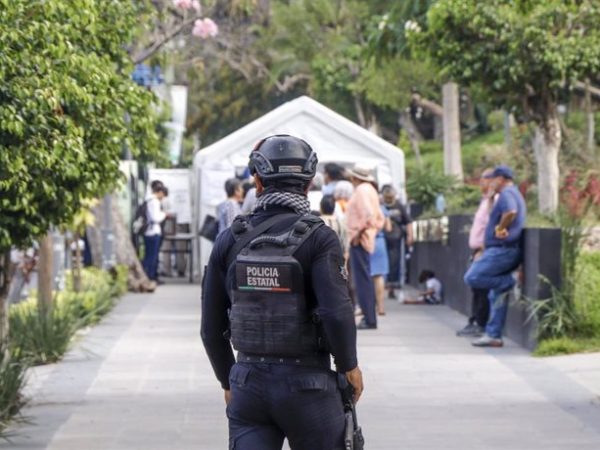 Asesinan al alcalde de Tacámbaro y a su escolta en el centro de México
