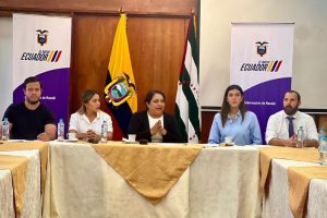 Autoridades de varias entidades del Gobierno y legisladores se unen para promover proyectos a favor del desarrollo de Manabí. (Cortesía).