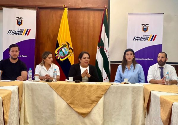 Autoridades de varias entidades del Gobierno y legisladores se unen para promover proyectos a favor del desarrollo de Manabí. (Cortesía).