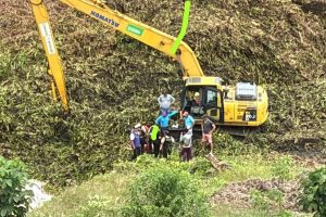 Autoridades, policías y bomberos participaron en las labores de rescate del cuerpo de Ángel Intriago.