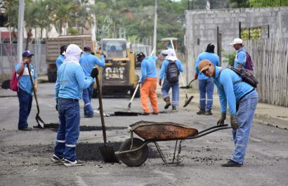 Ante la falta de asfalto, el municipio de Portoviejo ha reutilizado el material para bachear las calles con asfalto en frío.