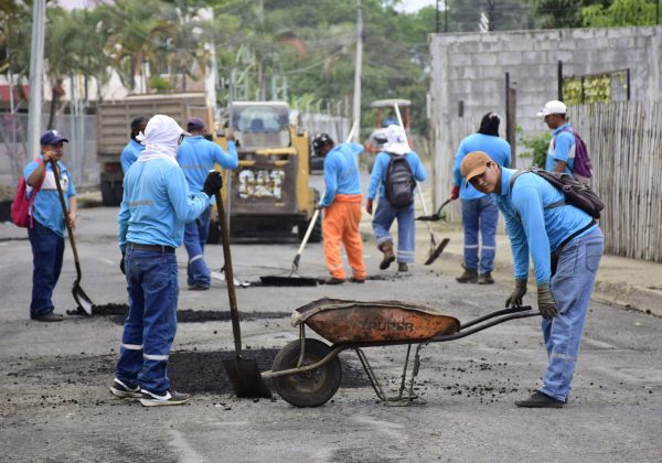 Ante la falta de asfalto, el municipio de Portoviejo ha reutilizado el material para bachear las calles con asfalto en frío.