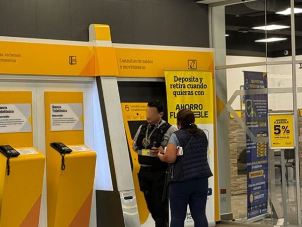 Banco Pichincha registró el lunes casi el triple de retiros de dinero, en comparación con días habituales. (Mall El Jardín)