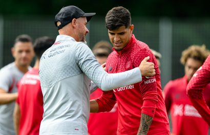 Bayer Leverkusen rechaza negociar el traspaso de Piero Hincapié a clubes de la Premier League