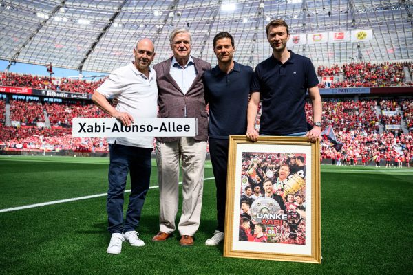 Bayer Leverkusen rinde tributo a Xabi Alonso en su adiós como entrenador del club