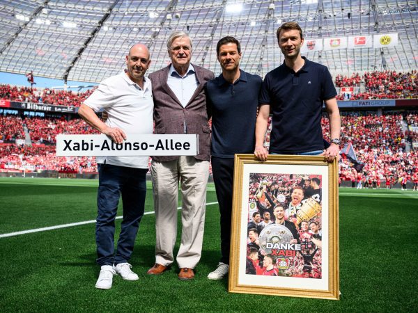 Bayer Leverkusen rinde tributo a Xabi Alonso en su adiós como entrenador del club