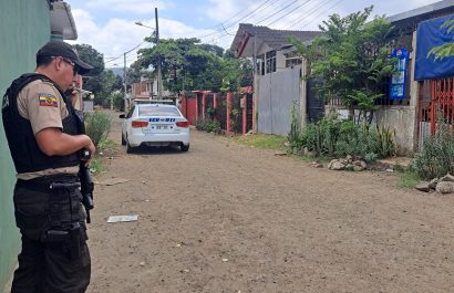 Bryan Macías, trabajador del Municipio de Portoviejo, resultó  herido de gravedad tras recibir al menos dos disparos en la espalda.