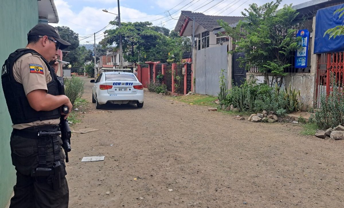 Bryan Macías, trabajador del Municipio de Portoviejo, resultó  herido de gravedad tras recibir al menos dos disparos en la espalda.