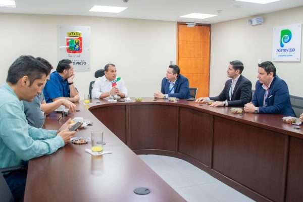 El alcalde Javier Pincay, en reunión con representantes de la CAF.