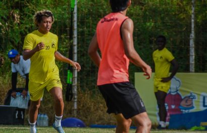 Carlos Cueron durante un entrenamiento con Delfín.