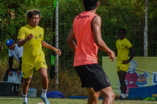 Carlos Cueron durante un entrenamiento con Delfín.