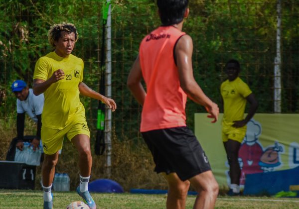 Carlos Cueron durante un entrenamiento con Delfín.