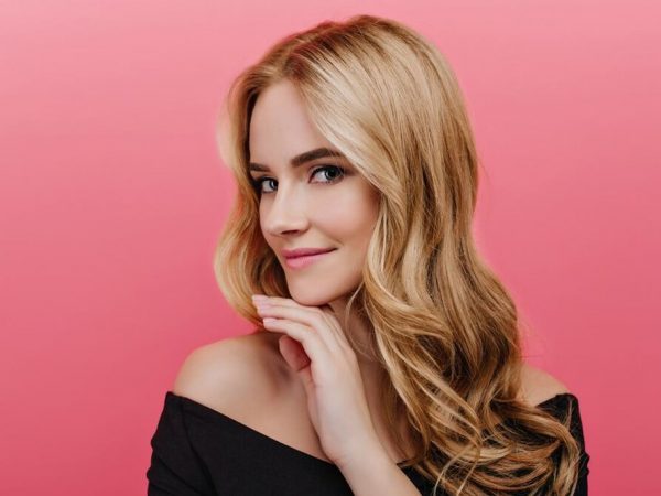 Así puedes evitar el tono naranja en tu cabello rubio tinturado, según experta