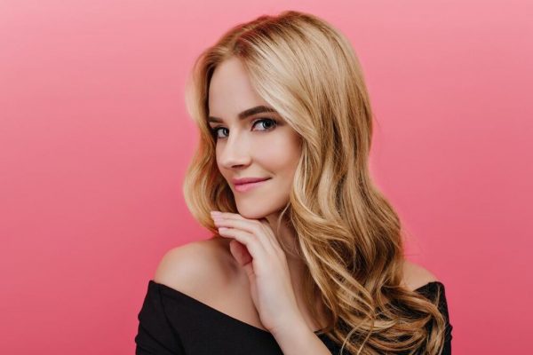 Así puedes evitar el tono naranja en tu cabello rubio tinturado, según experta