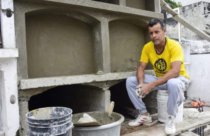 Carlos Ibarra ha logrado reconstruir seis cuerpos de bóvedas en el cementerio general.