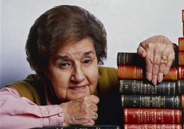 María del Socorro Tellado López, conocida mundialmente como Corín Tellado, fue "la gran dama de la novela romántica".