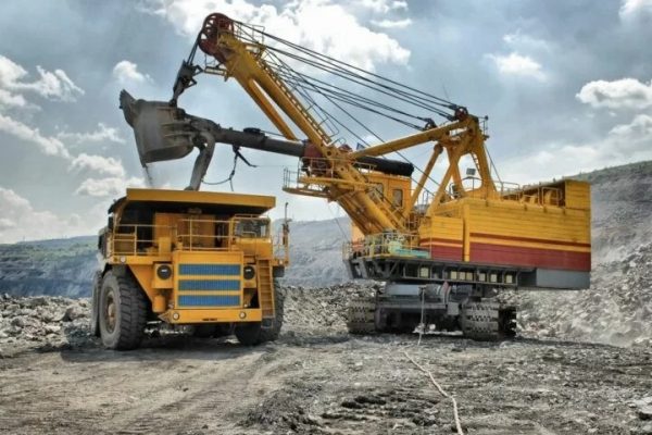 Cámara de Minería pide suspender la tasa de supervisión y control minera en Ecuador.