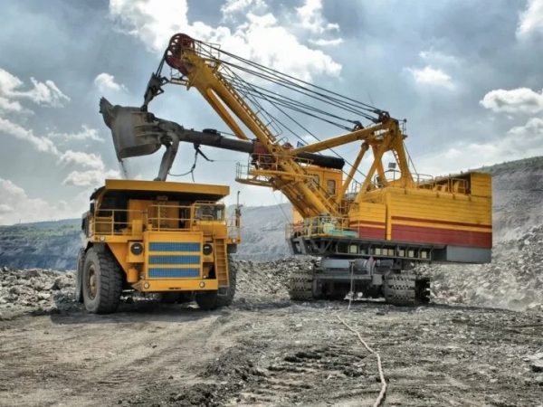 Cámara de Minería pide suspender la tasa de supervisión y control minera en Ecuador.