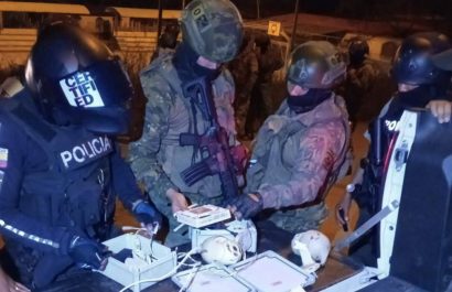 Cámaras de vigilancia que se usaban para presuntas actividades delincuenciales fueron retiradas por policías y militares. (Redes sociales)