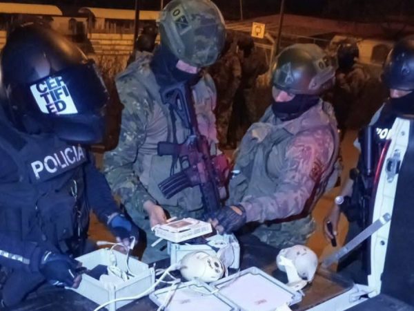 Cámaras de vigilancia que se usaban para presuntas actividades delincuenciales fueron retiradas por policías y militares. (Redes sociales)