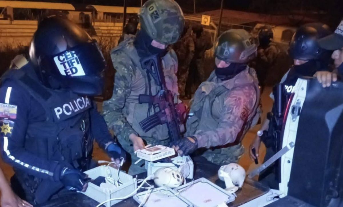 Cámaras de vigilancia que se usaban para presuntas actividades delincuenciales fueron retiradas por policías y militares. (Redes sociales)