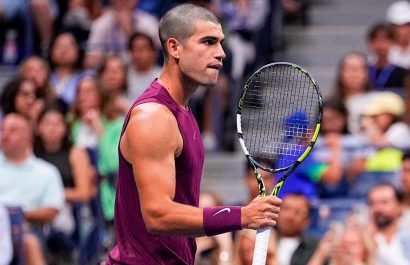 Carlos Alcaraz debuta con victoria en el US Open 2025 y sorprende con nuevo look