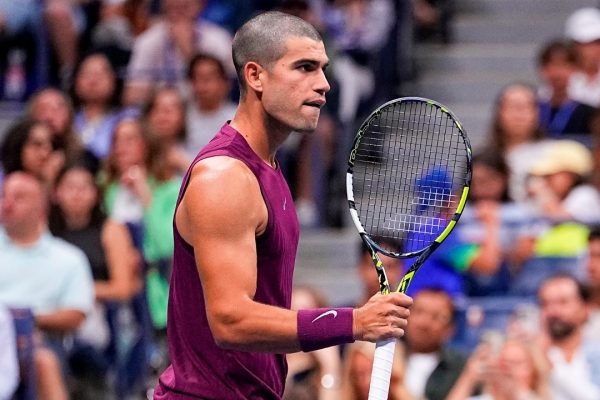 Carlos Alcaraz debuta con victoria en el US Open 2025 y sorprende con nuevo look