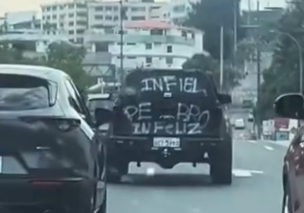 Carro negro rayado en Guayaquil