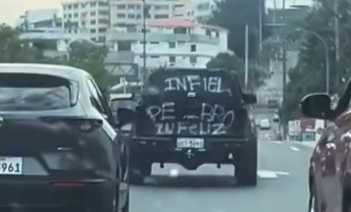 Carro negro rayado en Guayaquil