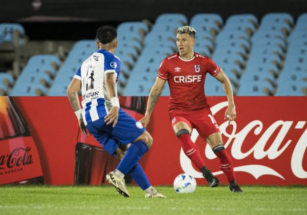 Católica derrota a Cerro Largo y está cerca de los octavos de final de la Copa Sudamericana