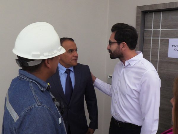 El alcalde Javier Pincay y el rector de la UTM, Santiago Quiroz, recorrieron la obra.