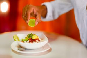 El ceviche de pescado con maní, es uno de los platos típicos de Jipijapa.