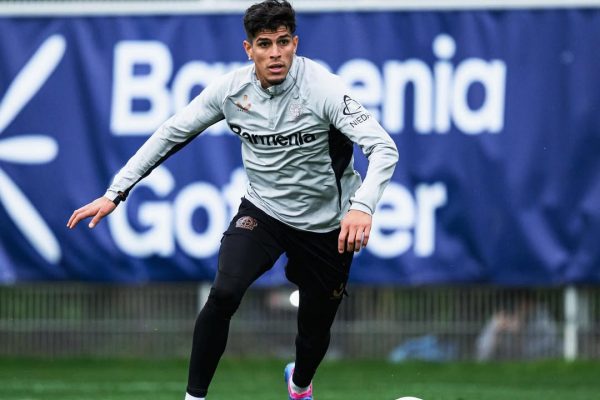 Chelsea negocia por Piero Hincapié con oferta de USD 69 millones al Bayer Leverkusen