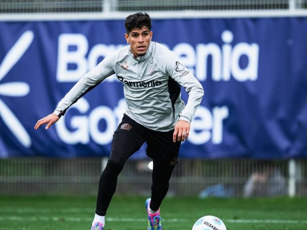 Chelsea negocia por Piero Hincapié con oferta de USD 69 millones al Bayer Leverkusen