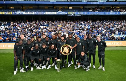 Chelsea y Caicedo presentan trofeos de Conference League y Mundial de Clubes en Stamford Bridge