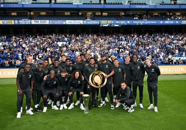 Chelsea y Caicedo presentan trofeos de Conference League y Mundial de Clubes en Stamford Bridge