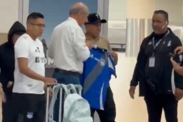 Christian Cueva arriba a Guayaquil para firmar con Emelec en la LigaPro