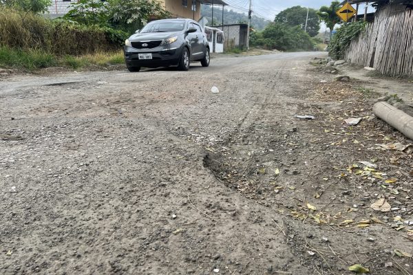 La calle Eliécer Bravo está llena de baches. Los habitantes piden mantenimiento.