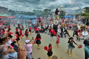Civismo y religiosidad por los 97 años de la parroquia San Isidro, de Sucre