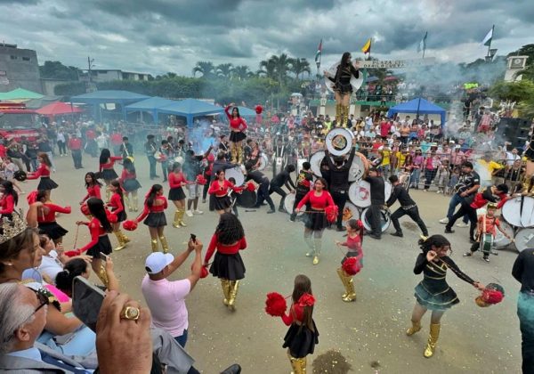 Civismo y religiosidad por los 97 años de la parroquia San Isidro, de Sucre