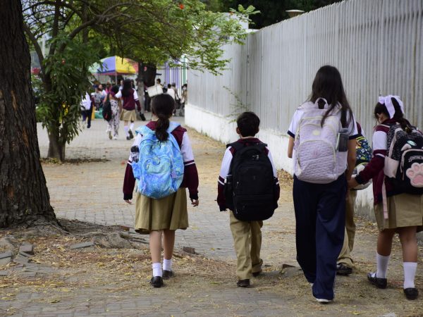 Varios niños acuden a su jornada educativa.
