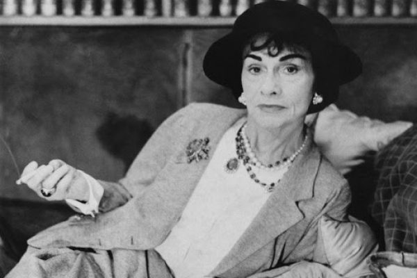 Coco Chanel se convirtió en el arquetipo de mujer hecha a sí misma que consigue triunfar gracias al éxito de su talento y a su enorme carisma.