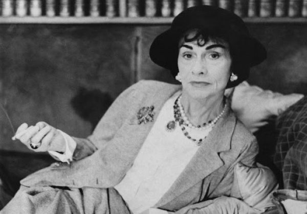 Coco Chanel se convirtió en el arquetipo de mujer hecha a sí misma que consigue triunfar gracias al éxito de su talento y a su enorme carisma.